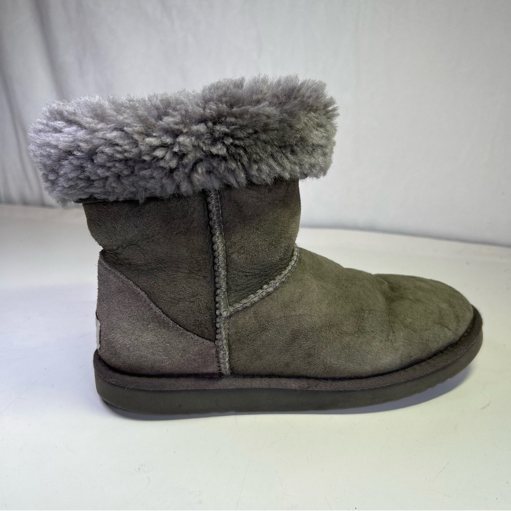 UGG Women’s Classic Short Boot 5825, Grey Suede. Size 7